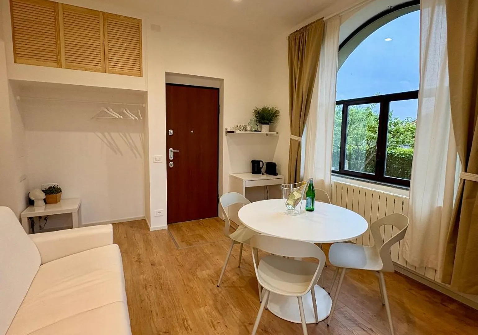 Frensis Apartment Tavernerio 0*,